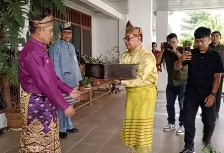 Pj Bupati Inhil Herman Menerima Duplikat Bendera Merah Putih
