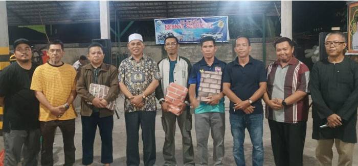 Dekat dengan Masyarakat, H. Herman Saksikan Lomba Agustusan di Tembilahan dan Serahkan Langsung Hadiah