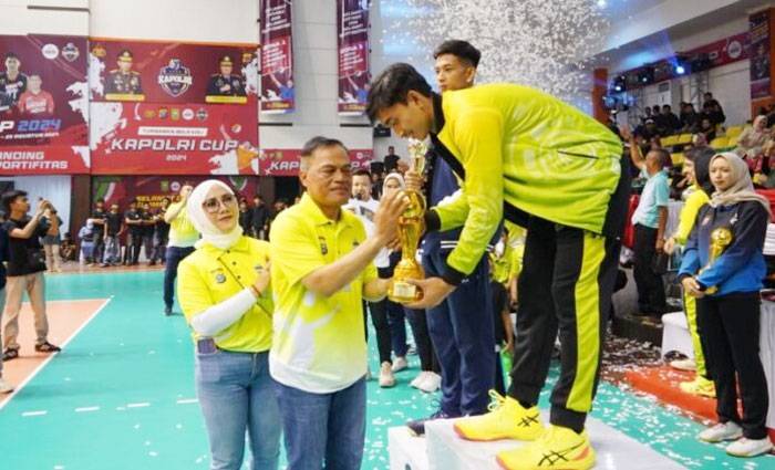 Tim Putra Riau Juara Turnamen Voli Kapolri Cup 2024 Zona 1