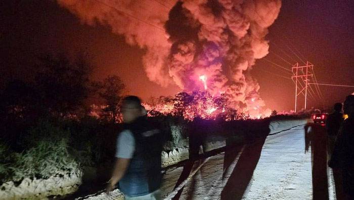 Kolam Minyak PT BSP Terbakar, Api Membumbung Tinggi