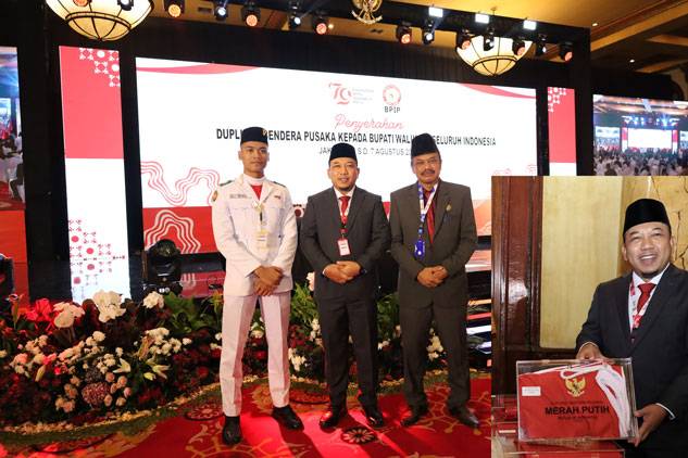 Wakil Bupati Siak Husni Merza Menerima Duplikat Bendera Pusaka dari Ketua BPIP RI