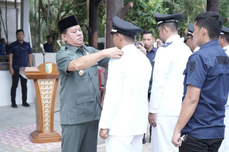 Bupati Kuansing Suhardiman Amby Lantik 57 Penjabat Kepala Desa
