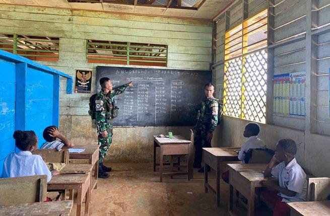 Bantu Cerdaskan Anak-Anak Kampung Upkim Boven Digoel, Prajurit TNI Jadi Pengajar