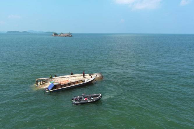 Bakamla RI Evakuasi KM Aneka Jaya Terbalik di Perairan Pulau Cucu Petong