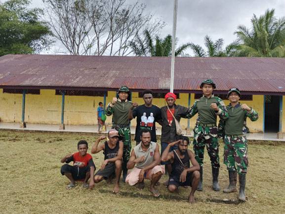 Karya Bakti Merah Putih Satgas Yonif 126/KC: Menyemai Harapan di SD Kampung Umap