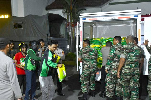 TNI Hadir dengan Hati: Kodam I/BB Bagikan 500 Sak Beras untuk Ojol Medan