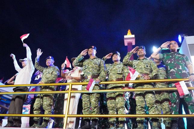 Panglima TNI Hadiri Pesta Rakyat dan Karnaval Bersatu HUT Kemerdekaan RI Ke-80 di Monas