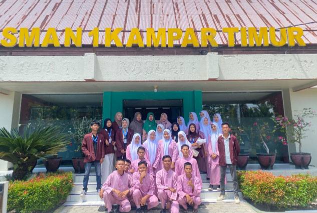 Mahasiswa KKN Universitas Abdurrab Kelompok 19 Sungai Pinang Penyuluhan di SMAN 1 Kampar Timur