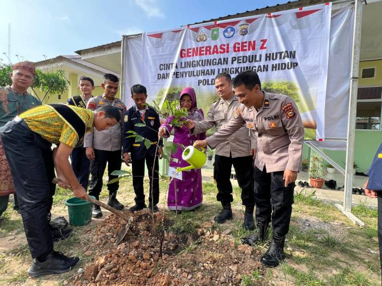 Polda Riau dan Bhabinkamtibmas Ajak Siswa SMA Negeri 16 Pekanbaru Peduli Lingkungan dan Jaga Hutan