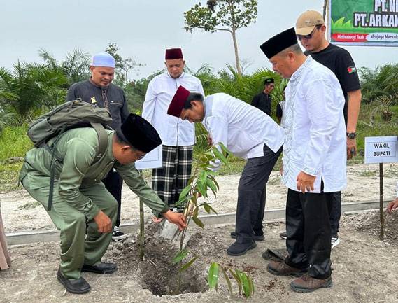 PT NHR dan Polres Inhu Tanam Masa Depan Riau Bersama Ustadz Abdul Somad
