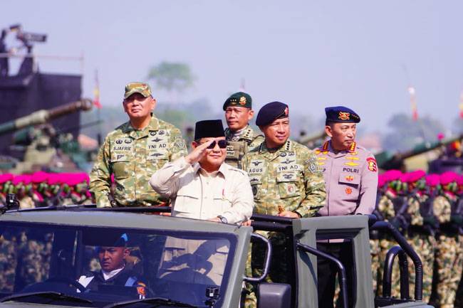 Panglima TNI Dampingi Presiden RI Prabowo Subianto Pada Upacara Gelar Pasukan Operasional dan Kehormatan Militer