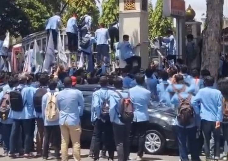 Aksi BEM UNRI di Kantor Gubernur Riau, Gerbang Utama Tumbang
