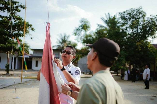 Wakil Bupati Jhoni Charles Imbau Datuk, Datin dan Lurah Jaga Kebersihan serta Tingkatkan Pelayanan Kantor