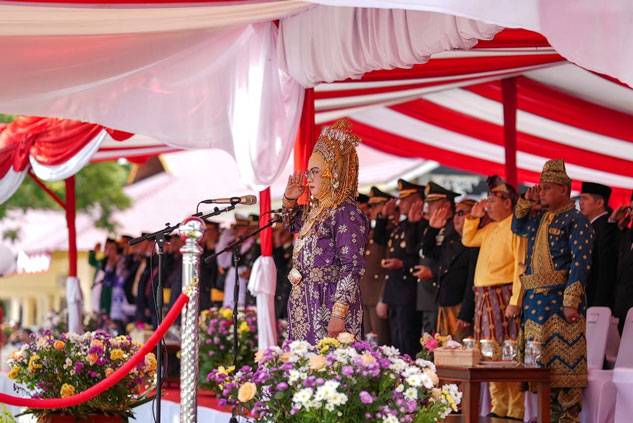 Tampil dengan Pakaian Adat Melayu, Bupati Siak Pimpin Upacara HUT RI Ke-80