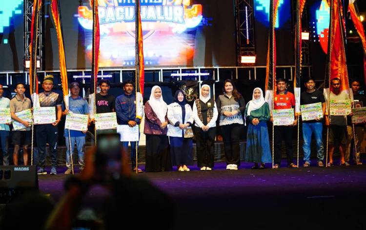 Pemenang Pacu Jalur Tepian Narosa 2025 Raih Ratusan Juta Rupiah dan Kerbau