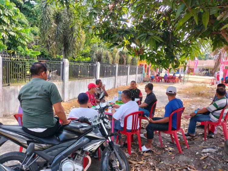 Babinsa Koramil 06 Siak Hulu Komsos dengan Tokoh Masyarakat
