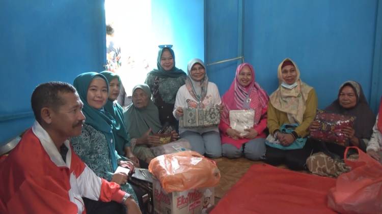 Ketua TP PKK Inhil Kunjungi Nenek Indrawati, Warga Lansia yang Tinggal Sebatang Kara