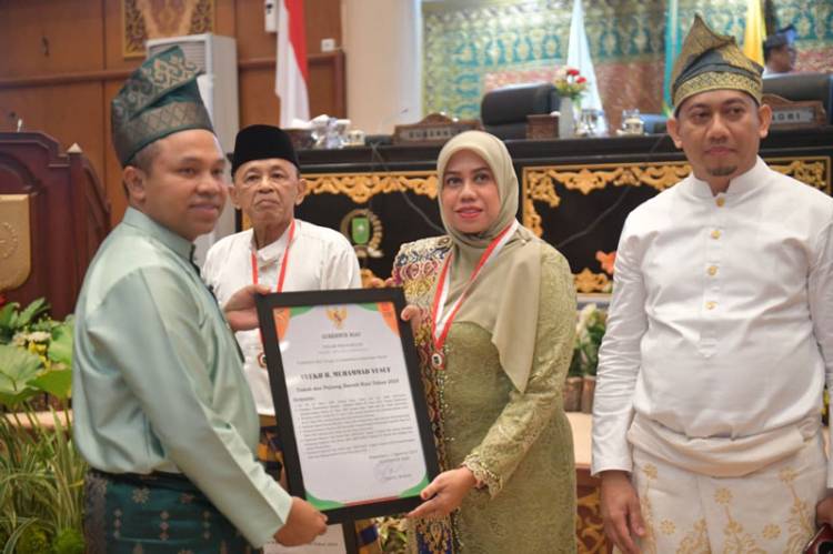 Gubernur Riau Anugerahkan Penghargaan Kepada Dua Tokoh Pejuang Asal Bengkalis