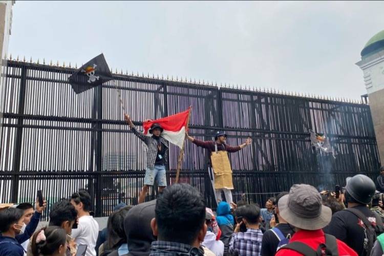 Unik, Anak STM Ikut Demo di Depan Gedung Dewan, Bawa Poster 'Bubarkan DPR, Mau Pinjam Pengeras Suara Polisi