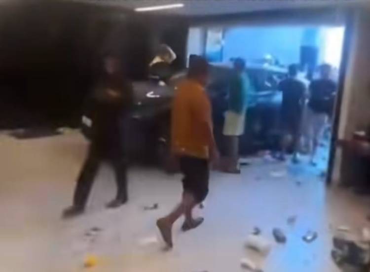 Massa Jarah Isi Rumah Anggota DPR Sahroni