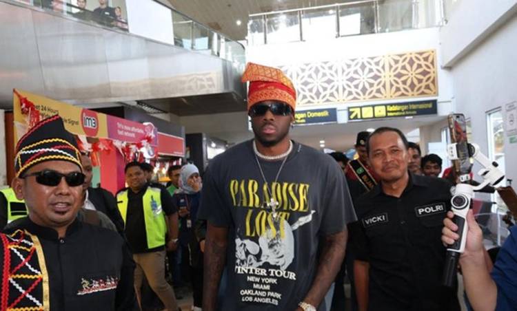 Melly Mike Tiba di Bandara SSK Pekanbaru, Ratusan Penggemar Teriak Histeris