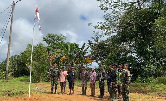 Hangatnya Perayaan HUT RI di Perbatasan: TNI dan Warga Upkim Bersatu Kibarkan Merah Putih