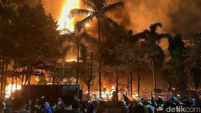 Gedung DPRD Makassar Dibakar Massa, Walikota Dievakuasi Saat Paripurna