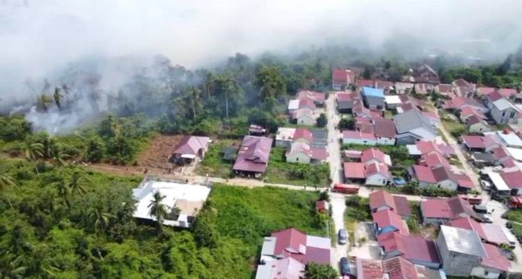 Karhutla Menjalar Mendekati Pemukiman Warga di Tembilahan