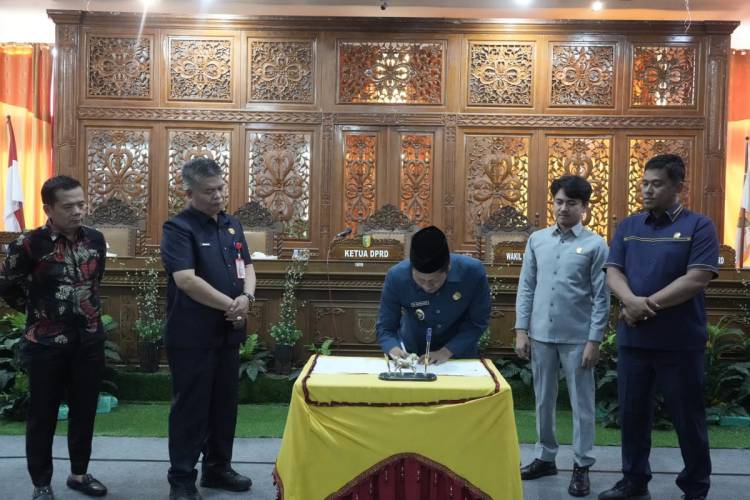 Plt Bupati H. Muklisin Hadiri Paripurna DPRD Kuansing Agenda Ranperda pertanggungjawaban Pelaksanaan APBD TA 2025