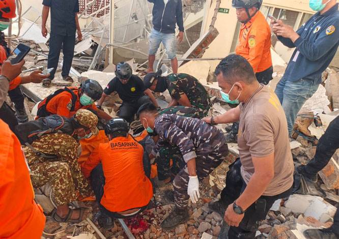 TNI Kerahkan Personel, Hercules, dan KRI Bantu Masyarakat Terdampak Gempa NTT