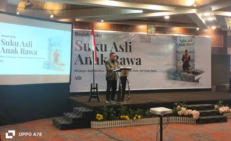 Kadis Perpustakaan dan Kearsipan Siak Beri Sambutan di Bedah Buku 'Suku Asli Anak Rawa'