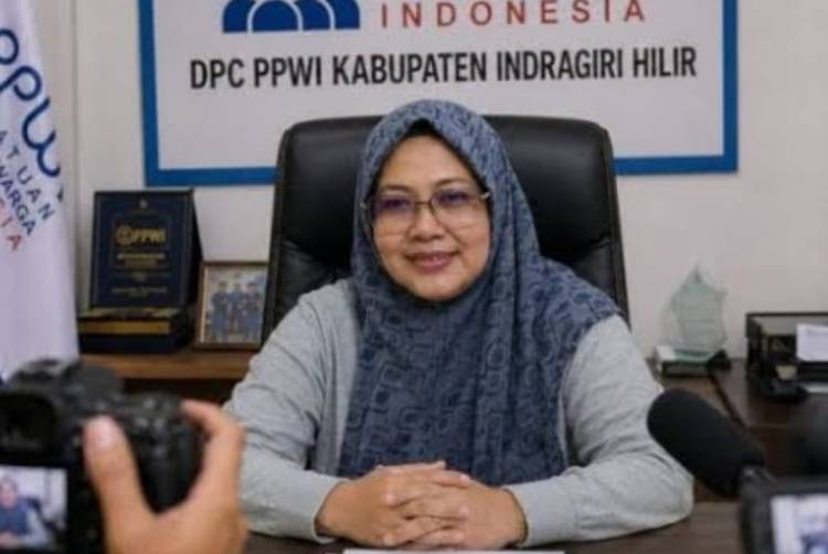 Buah Kelapa Melimpah, Harga Anjlok, Petani Tertekan