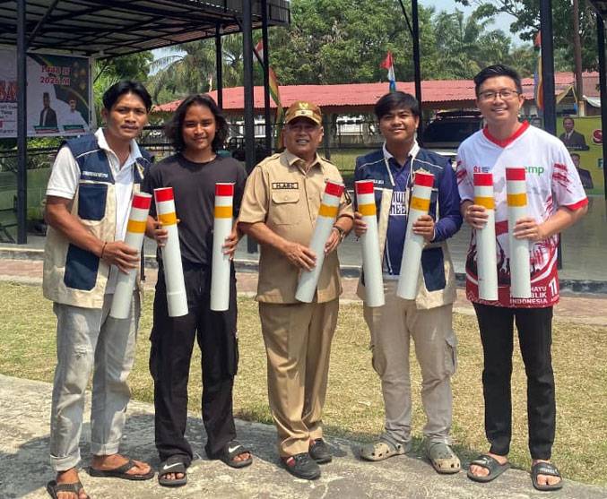 KKN Kelompok 17 Universitas Abdurrab Serahkan Reflector Jalan untuk Tingkatkan Keselamatan di Desa Senama Nenek