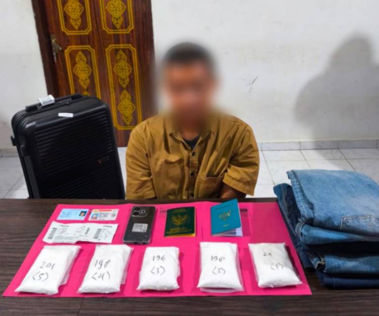 Sabu Diselipkan dalam Celana Jeans, Pria Asal Aceh Diciduk di Bandara