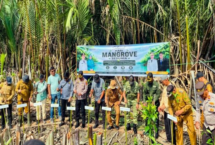 Bupati dan Ketua DPRD Inhil Hadiri Penanaman Mangrove dalam Rangka Hari Mangrove Sedunia 2026