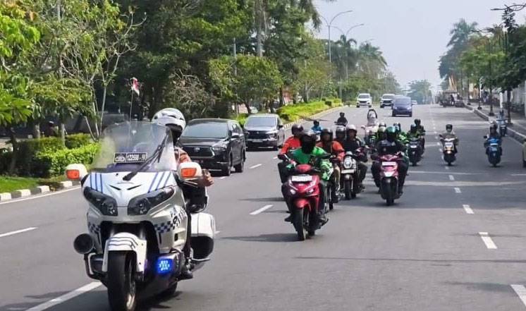 HUT RI, Ditlantas Polda Riau Bagikan Sembako, Helm SNI dan Konvoi Bersama OJOL