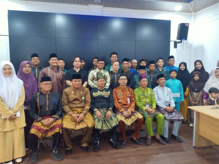 Plt. Bupati Kuansing Berikan Bonus Peserta Berprestasi MTQ ke 44 Tingkat Provinsi Riau