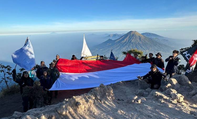 Peringati HUT RI ke-81, Khatulistiwa Universitas Paramadina Kibarkan Merah Putih di Tiga Gunung Tertinggi di Jawa Tengah