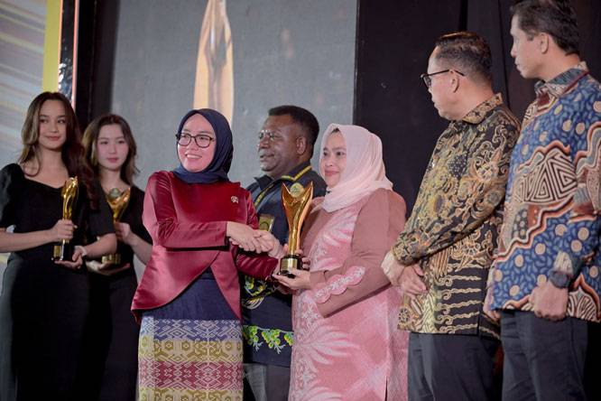 Komitmen Majukan Ekonomi Kerakyatan, Bupati Kasmarni Raih Penghargaan Bakti Koperasi Nayaka Mahambara 2026