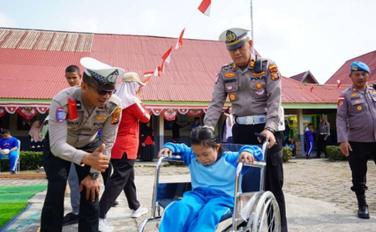 Kapolres Meranti Sambangi SLB Selatpanjang, Serahkan Alat Bantu Dengar dan Kursi Roda