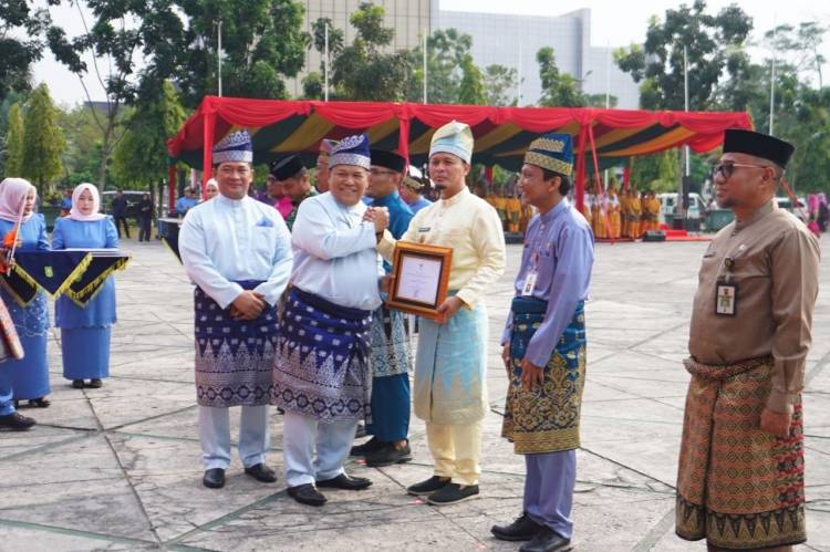 Hari Jadi Riau Ke-69, Lima Kepala Daerah Terima Penghargaan