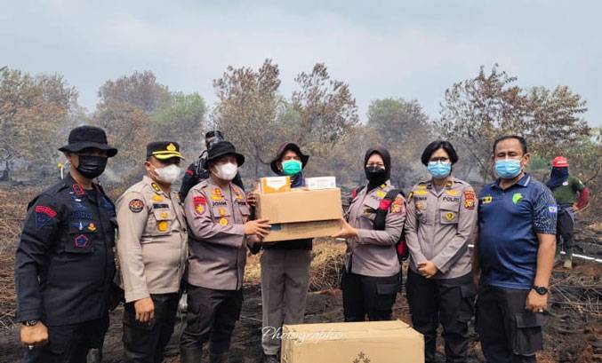Kapolres Pelalawan Bagikan Ribuan Masker untuk Masyarakat Terdampak Karhutla, Ada Bantuan Oksigen Portabel