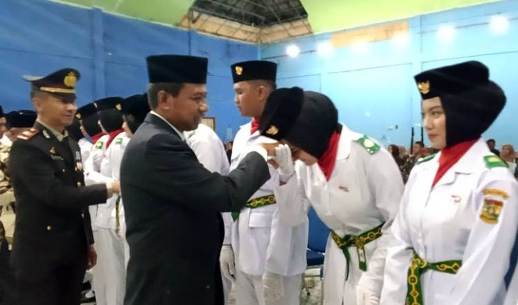 Belum Genap Sebulan Menjabat, Camat Kampar Kiri Tunjukkan Teladan Kepemimpinan Lewat Pengukuhan Paskibra