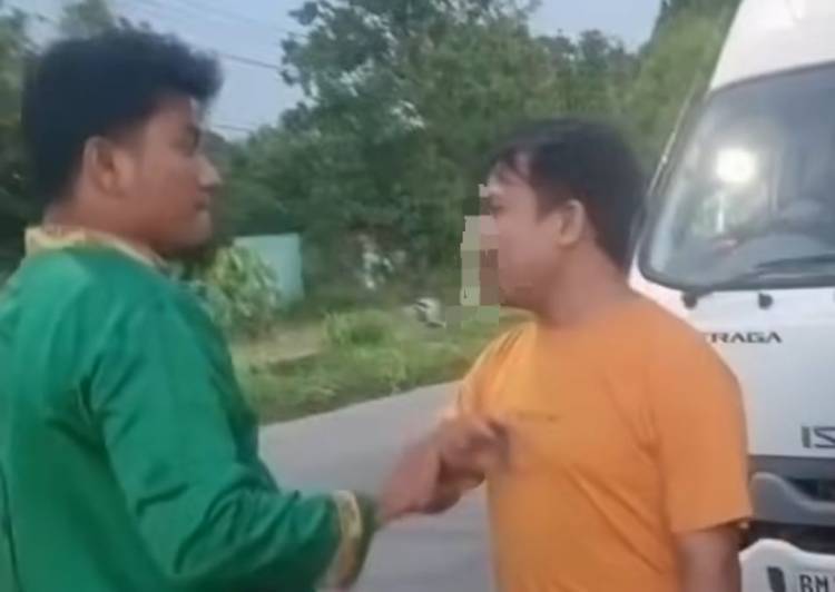 Warga Kampar Melawan saat Kedapatan Buang Sampah Sembarangan di Soekarno Hatta Pekanbaru