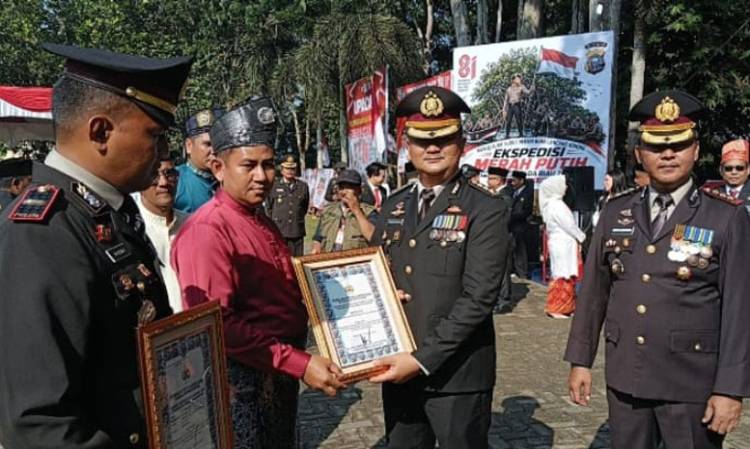 Berperan Sukseskan Tim Ekspedisi Merah Putih, Kapolsek Teluk Meranti dan Masyarakat Terima Piagam Penghargaan pada Momen HUT RI