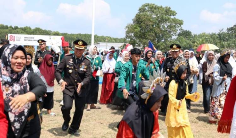 Dari Kampung Bungsur, Polda Riau Kibarkan Merah Putih, Masyarakat Bergembira Rayakan HUT RI