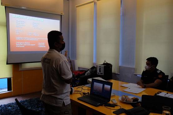 Anggota JMSI Inhil Beri Pelatihan Jurnalistik di Bea Cukai Tembilahan