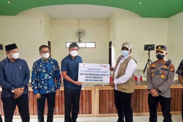 Bupati Siak Terima Bantuan Masker dari CSR PT SGE Untuk Tiga Kampung di Sungai Apit