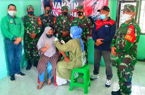 Sejumlah Warga Antre Ikuti Vaksinasi di Kantor Koramil 10 Kunto Darussalam