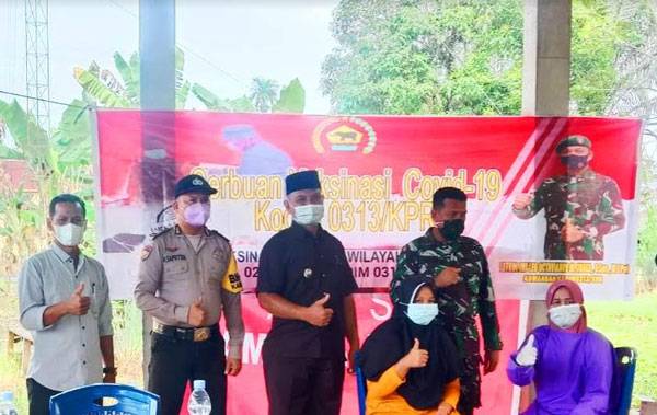Seorang Warga Nangis Saat Vaksinasi Ditenangkan Camat Rambahsamo Bersama Danramil 02 Rambah